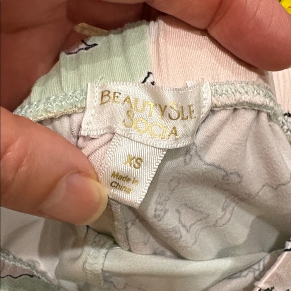 BEAUTY SLEEP SOCIAL 2-Piece Pajama set continents.  XS - Picture 9 of 11